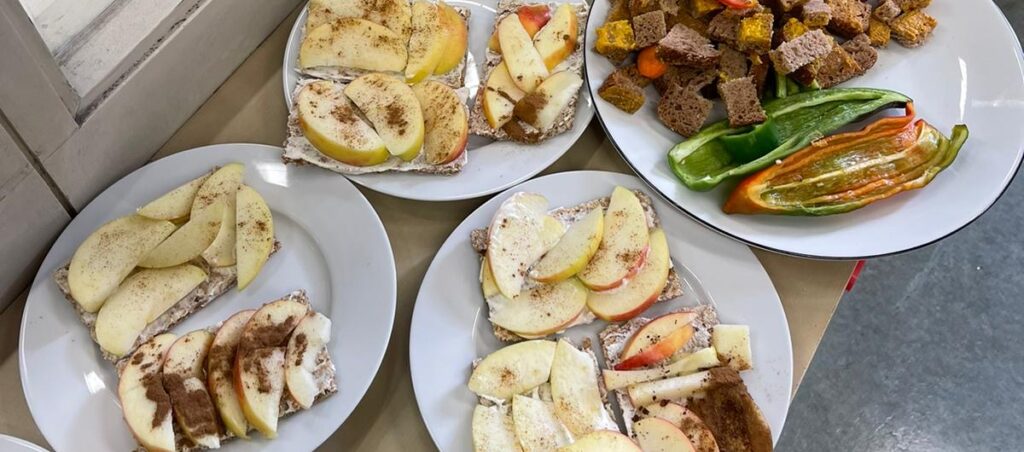 Teller mit verschiedenen Snacks, u.a. Knäckebrote mit Apfel und Zimt.