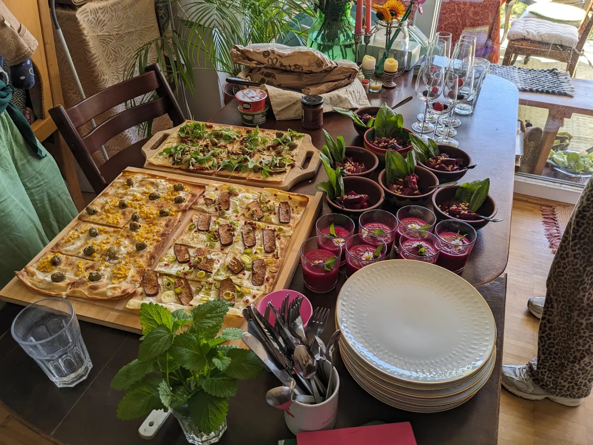 Diverse vegane Vorspeisen wunderschön angerichtet auf einem Tisch