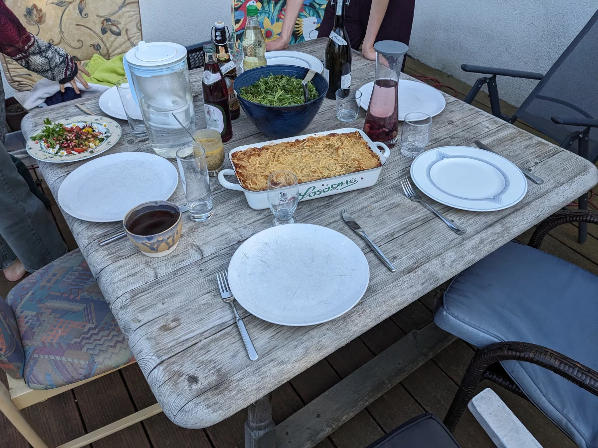 Vegane Lasagne als Hauptgang auf einem Tisch im Freien