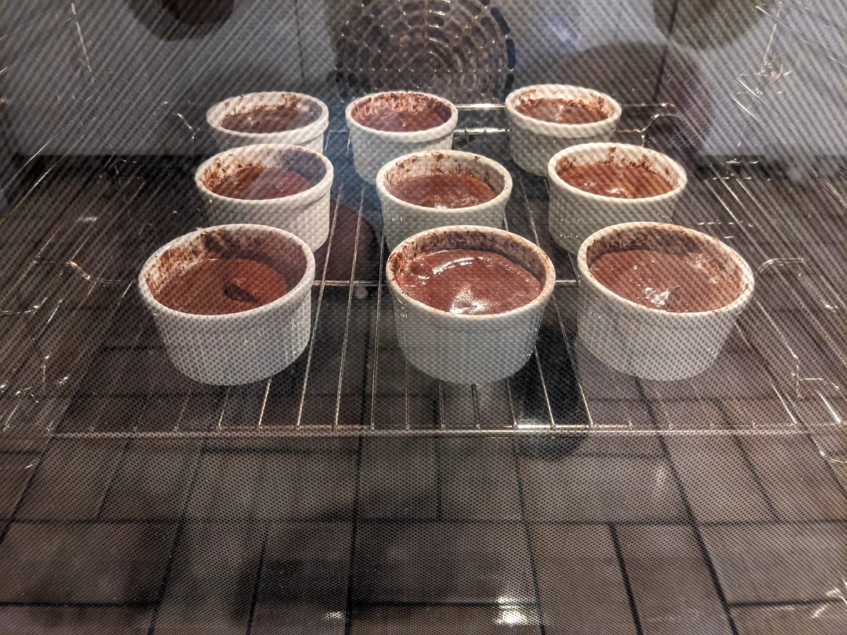 Vegane Lava-Cakes beim Aufbacken im Ofen