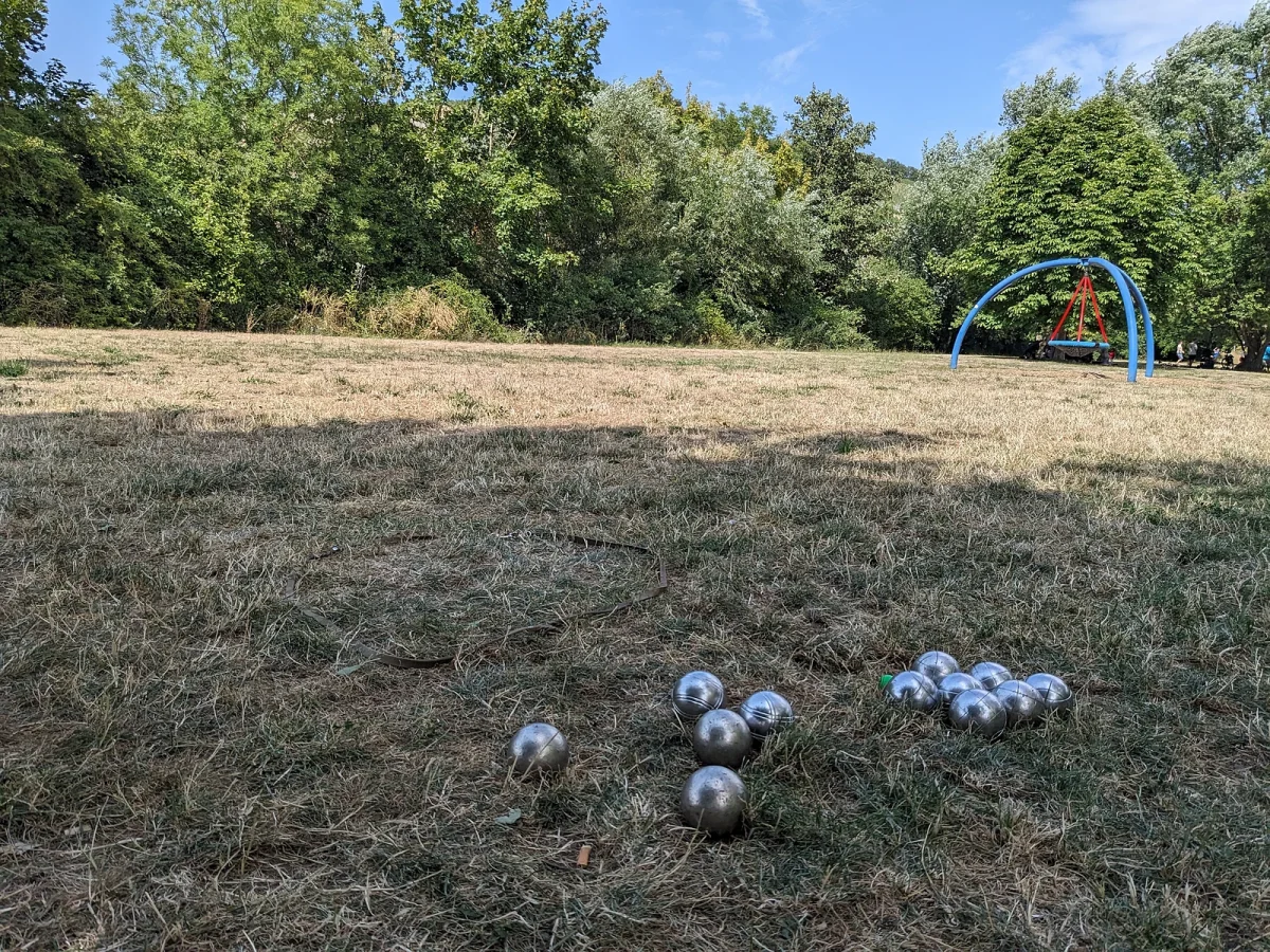 Boule-Kugeln auf Rasen